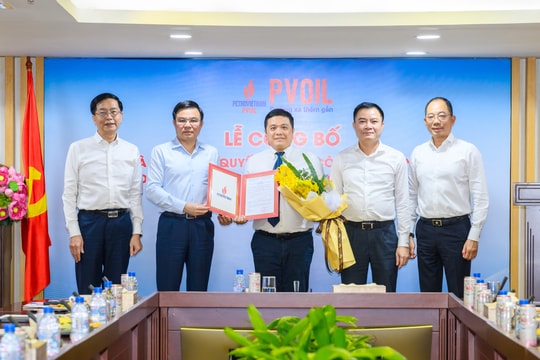 Công bố quyết định Phó Bí thư Đảng ủy, Tổng Giám đốc PVOIL