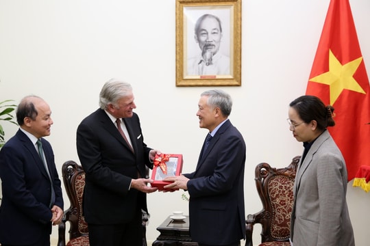Phó Thủ tướng Thường trực Nguyễn Hòa Bình tiếp Chủ tịch Tổ chức cứu trợ, truyền giáo Samaritan's Purse (Hoa Kỳ)