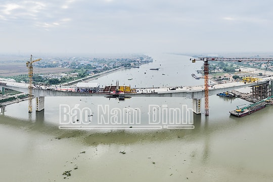 Hợp long cầu vượt sông Đáy nối Nam Định - Ninh Bình