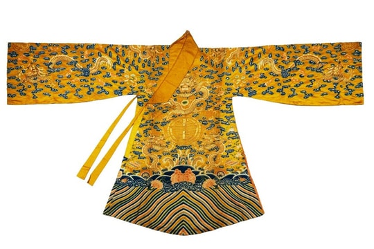 Sắp đấu giá long bào của vua Bảo Đại