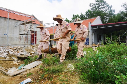 Phát hiện quả bom nặng 118kg còn nguyên kíp nổ khi đào rãnh thoát nước trong vườn