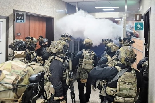 Quân đội tiến vào Tòa nhà Quốc hội Hàn Quốc, tình hình rất căng thẳng