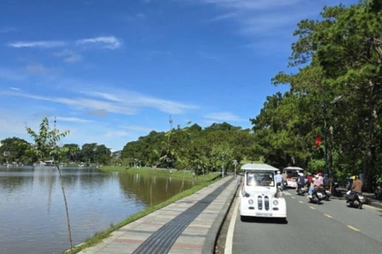 Đà Lạt miễn phí xe điện khám phá hồ Xuân Hương