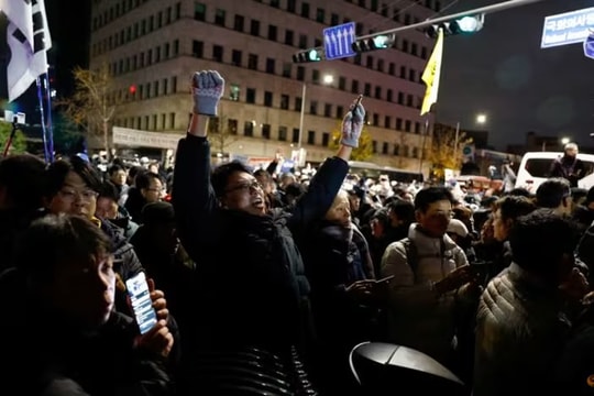 Sự phẫn nộ của người dân Hàn Quốc trước lệnh thiết quân luật của Tổng thống Yoon