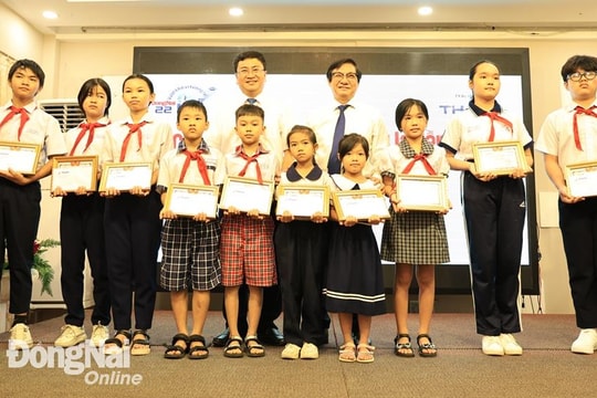 Báo Đồng Nai trao 100 suất học bổng 'Vượt khó vì tương lai' đến với học sinh nghèo