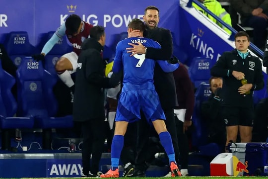 HLV Van Nistelrooy ra mắt như mơ tại Leicester