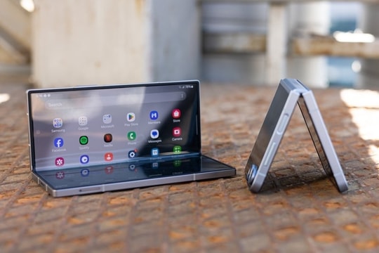 Samsung quyết giữ ngôi đầu thị trường điện thoại gập