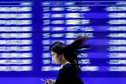 Chứng khoán toàn cầu 'biến động' theo bất ổn chính trị ở Hàn Quốc và Pháp