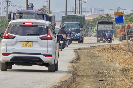 Hà Nội: Thi công cải tạo đê hữu hồng tiềm ẩn nguy cơ mất an toàn