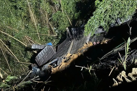 Xe đầu kéo chở than rơi xuống vực