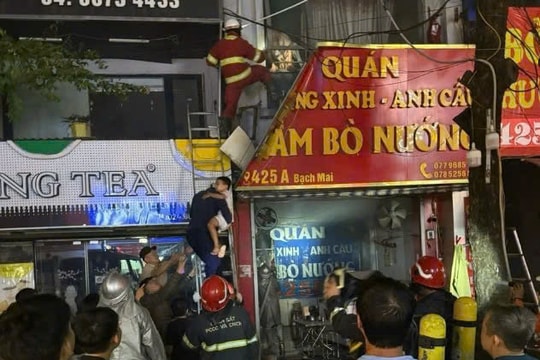 Hà Nội: Kịp thời dập tắt đám cháy, cứu 3 người mắc kẹt