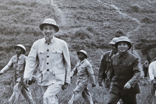 Chiêm ngưỡng những bức ảnh về Bác Hồ với Quân đội nhân dân Việt Nam