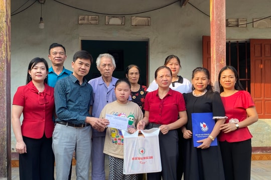 Hội Nhà báo Bắc Giang phối hợp trao quà hỗ trợ người dân có hoàn cảnh đặc biệt khó khăn