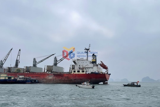 Quảng Ninh: Đắm tàu chở khách trên vịnh Bái Tử Long, 2 người mất tích