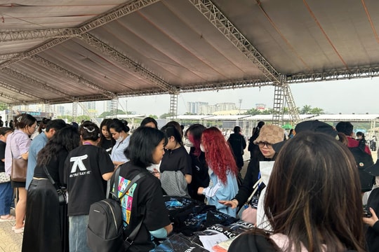 Phe vé concert 'Anh trai say hi' bán tháo trước giờ G