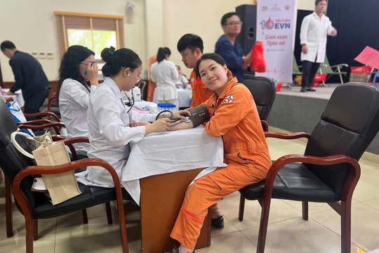 Hơn 100 cán bộ, công nhân viên Công ty Nhiệt điện Mông Dương tham gia hiến máu nhân đạo