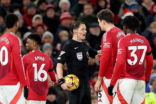 MU thua sốc Nottingham, HLV Amorim sớm nếm 'vị đắng' Ngoại hạng Anh