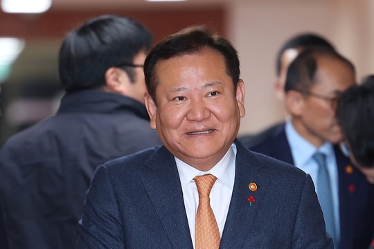 Bộ trưởng Hành chính và An ninh Hàn Quốc từ chức vì sức ép vụ thiết quân luật