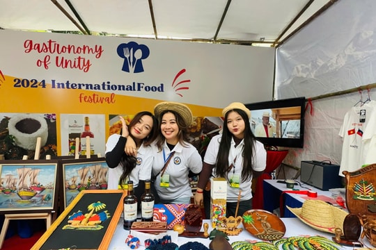 Du khách thích thú trải nghiệm Liên hoan Ẩm thực Quốc tế 2024