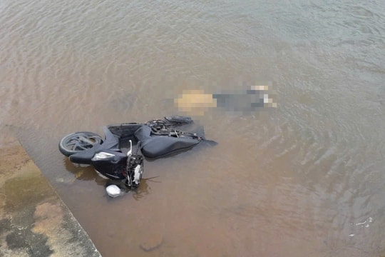 Phát hiện thi thể nam thanh niên bên cạnh xe máy dưới mương nước