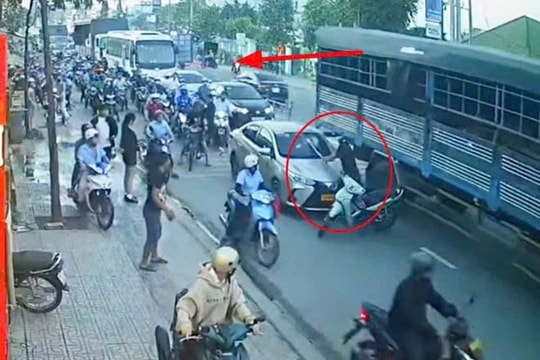 Người đàn ông đi xe máy chặn đầu ô tô, đập phá giữa đường ở Bình Dương