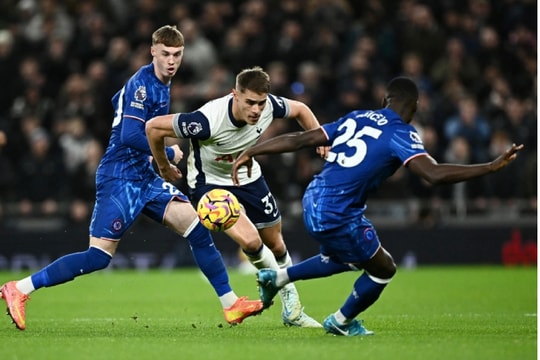 Thắng ngược Tottenham, Chelsea áp sát ngôi đầu của Liverpool