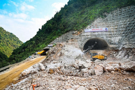 Đào thông 2 ống hầm Đông Khê trên cao tốc Đồng Đăng - Trà Lĩnh