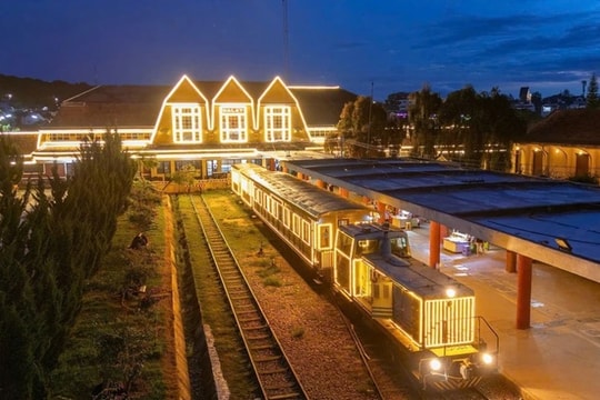 Biểu diễn âm nhạc miễn phí trên tuyến tàu cổ Đà Lạt - Trại Mát