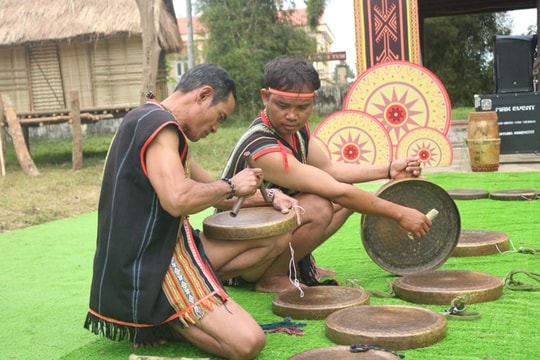 Đồng bào dân tộc thiểu số tỉnh Kon Tum phô diễn kỹ thuật chỉnh âm cồng chiêng