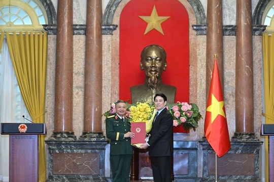 Chủ tịch nước trao quyết định thăng quân hàm Thượng tướng cho Phó Chủ nhiệm Tổng cục Chính trị Lê Quang Minh