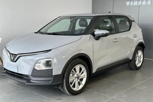 Từ ngày 1/1/2025, người lái ô tô điện được cấp giấy phép lái xe giống xe số tự động