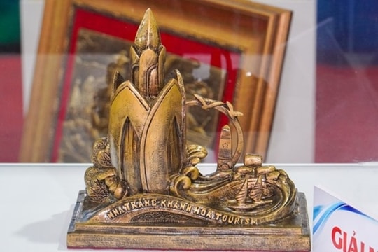 Tác phẩm về vẻ đẹp Nha Trang được tỉnh Khánh Hòa chọn làm quà tặng du lịch