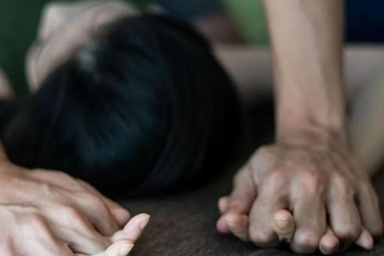 Bắt mẹ ruột 'tiếp tay' cho cha dượng hiếp dâm con gái