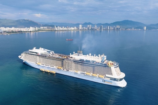 Tàu du lịch lớn nhất Châu Á đưa gần 4.800 du khách cập Cảng Cam Ranh