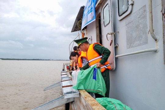 Sóc Trăng: Thả hàng trăm nghìn con tôm sú và cua ra vùng biển tự nhiên