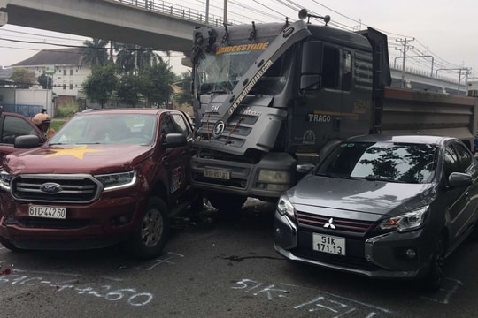 Tai nạn liên hoàn 6 ô tô trên đường Võ Nguyên Giáp khiến cửa ngõ phía Đông ùn tắc