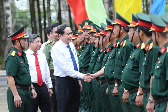 Chủ tịch Quốc hội đề nghị cán bộ, chiến sĩ Bộ Chỉ huy Quân sự tỉnh Hậu Giang tiếp tục nêu cao truyền thống Bộ đội Cụ Hồ