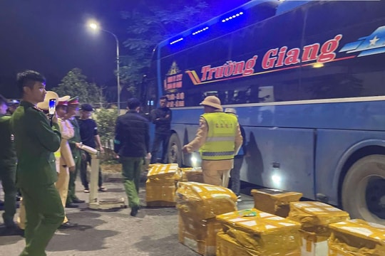 Cảnh sát ngăn chặn xe khách chở gần 1 tấn nội tạng không rõ nguồn gốc