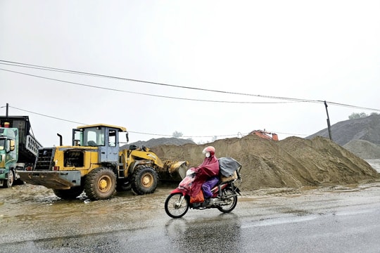 Cẩm Xuyên (Hà Tĩnh): Bãi vật liệu xây dựng trái phép bên quốc lộ gây mất an toàn giao thông