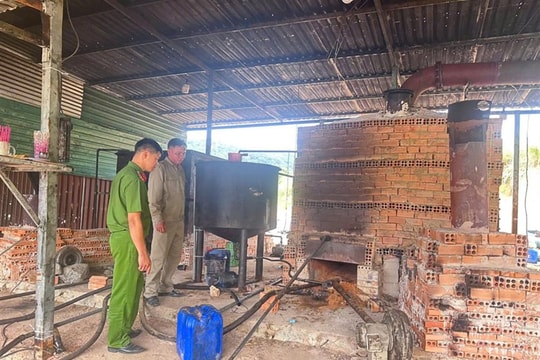 Phát hiện cơ sở tái chế hàng nghìn lít nhớt thải trái phép