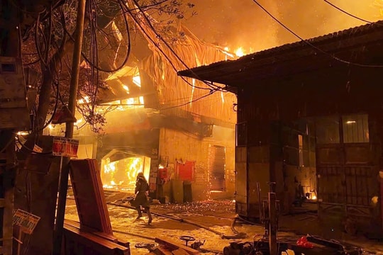 Vụ cháy dãy 10 xưởng gỗ: Cảnh sát ngăn lửa lan sang 22 hộ lân cận