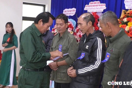 Phó Chủ tịch Trung ương hội Cựu thanh niên xung phong Việt Nam Thân Đức Nam tặng quà cho các cựu chiến binh và gia đình chính sách