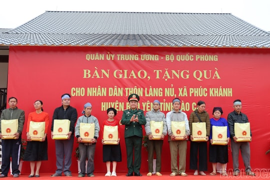 Bộ Quốc phòng bàn giao nhà mới xây và tặng quà cho bà con Làng Nủ (Lào Cai)