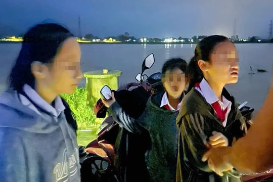 Quảng Nam: Người đàn ông cứu 3 em học sinh bị nước lũ cuốn trôi