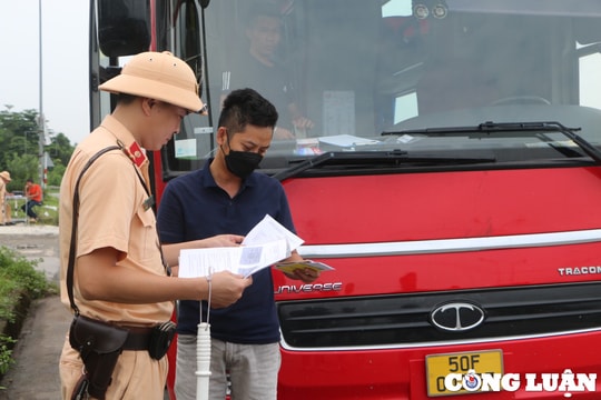 Xe ô tô kinh doanh vận tải sẽ không còn tem kiểm định riêng