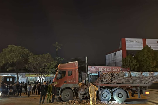 Hà Nội: Xe máy đâm vào xe đầu kéo, 3 thiếu niên thương vong