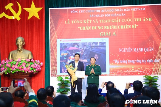 Vinh danh các tác giả đoạt giải tại cuộc thi ảnh 'Chân dung người chiến sĩ'