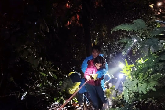 Khánh Hòa: Đưa 350 người mắc kẹt giữa đèo về nơi an toàn