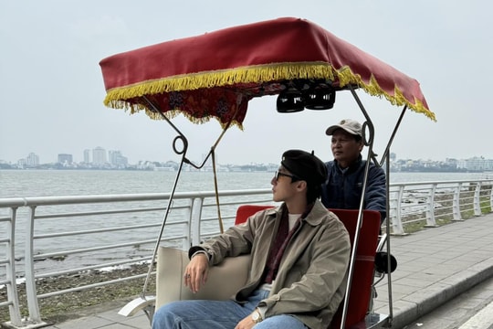 Sơn Tùng M-TP lại 'gây bão' khi đăng ảnh ngồi xích lô dạo Hồ Tây