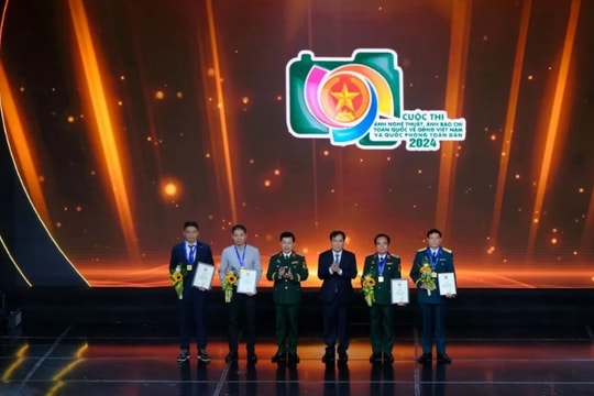 Trao giải cuộc thi ảnh báo chí về chủ đề '80 năm Quân đội Anh hùng'